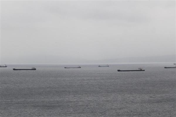 Fırtınadan kaçan yük gemileri Sinop doğal limanına sığındı