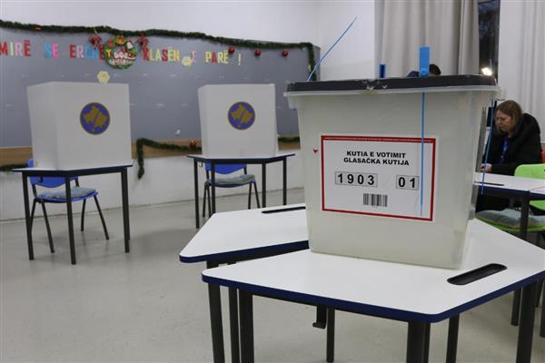 Kosova'da seçmenler erken seçim için sandık başına gitti
