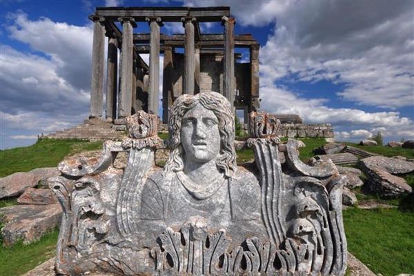 Kütahya'nın Çavdarhisar ilçesi sınırlarında yer alan Aizanoi Antik Kenti'nin 'dünyanın ilk borsası'na ev sahipliği yaptığı kabul ediliyor