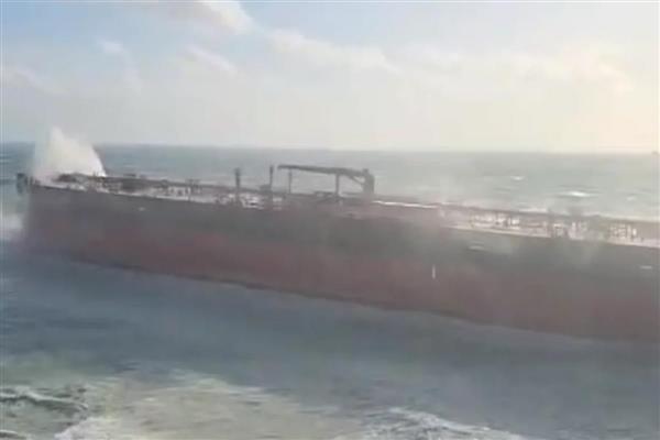 Ukrayna'nın Akdeniz'de vurduğu 'Qendil' isimli tanker Çanakkale açıklarında karaya oturdu