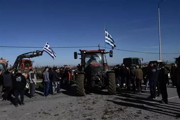 Yunanistan'da çiftçiler, yol ve sınır kapılarını kapatma kararı aldı