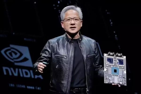 Nvidia CEO'su Huang yeni çiplerin yapay zeka gücünü beş kat artıracağını açıkladı