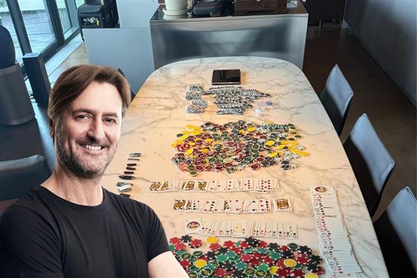 Bebek Hotel'in sahibi Muzaffer Yıldırım'ın evinde yapılan aramada özel müşteriler için hazırlanan kumar malzemeleri ele geçirildiği iddia edildi