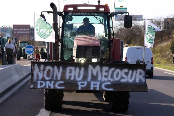 İspanyol çiftçiler artan maliyetler ve AB ticaret anlaşmasına karşı protesto amacıyla traktörleriyle yolları kapattı