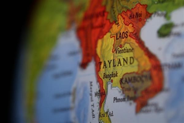 Tayland'da üzerine inşaat vinci düşen tren raydan çıkarak devrildi, çok sayıda kişi hayatını kaybetti