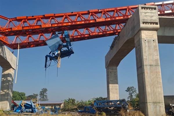 Tayland'da inşaat vincinin bazı parçalarının yola devrilmesi sonucu 2 kişi öldü, 5 kişi yaralandı