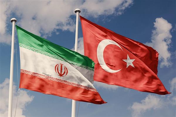 Türkiye'nin Tahran Büyükelçiliği, İran'da bulunan Türk vatandaşlarına dikkatli olmaları çağrısı yaptı