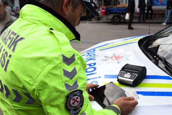 Trafikte caydırıcı ceza dönemi başlıyor, kavga etmek için arabadan inmek 180 bin TL