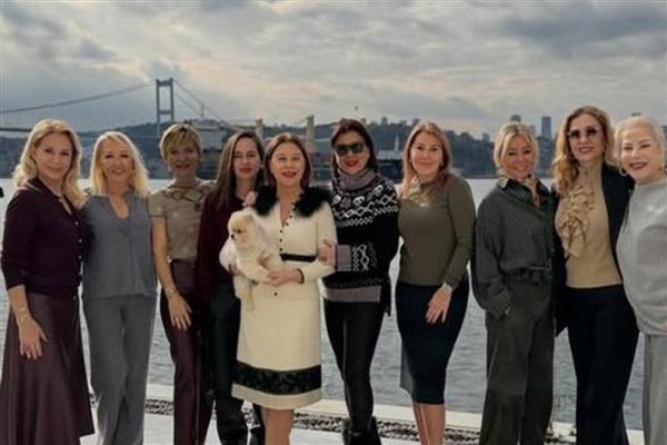 Fulya Nayman, yakın dostlarını boğaz manzaralı yalısında kahvaltıda ağırladı