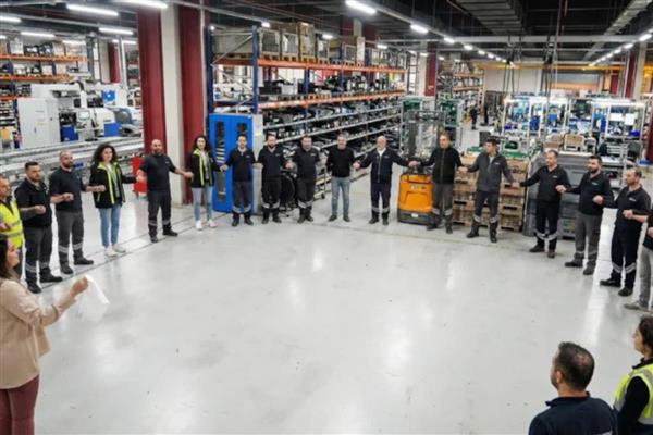 Fabrikada en düşük maaş 95 bin TL'ye yükseldi, işçiler halay çekerek kutladı