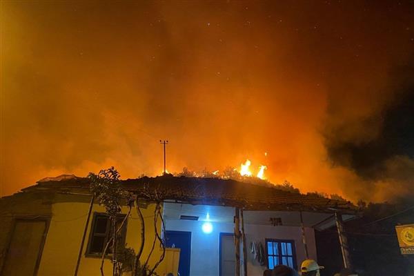 Antalya'da ormanlık alanda yangın çıktı, tedbir amaçlı bazı evler boşaltıldı