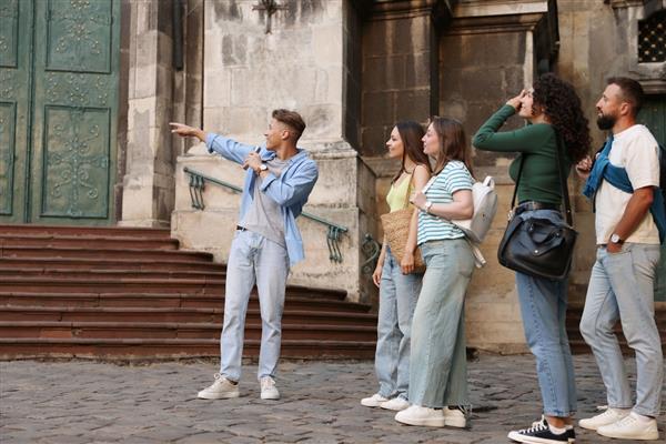 Anayasa Mahkemesi, turist rehberlerinin meslek odalarının denetiminde her türlü bilgi verme zorunluluğunu iptal etti
