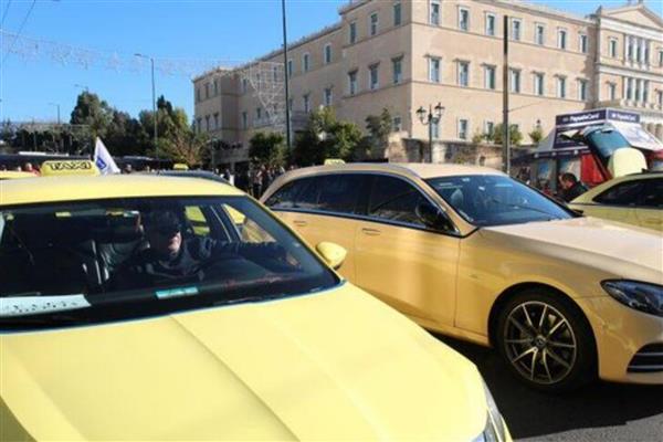 Atina'da taksiciler talepleri için 48 saatlik greve çıktı