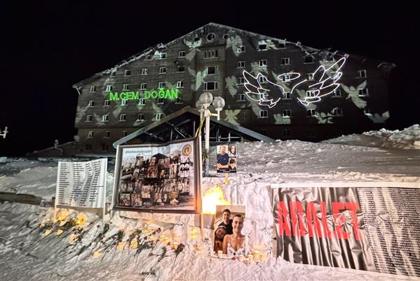 Kartalkaya'daki Grand Kartal Otel yangınının acısı hala taze, dün gece hayatını kaybedenler anıldı