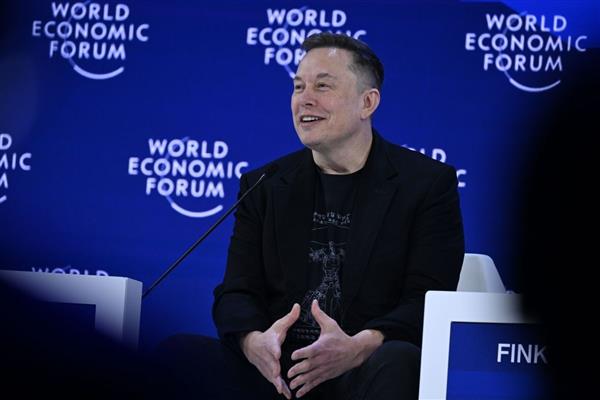 Elon Musk, Davos'ta katıldığı oturumda yapay zekanın 5 yıl sonra insanlıktan daha akıllı olacağını söyledi
