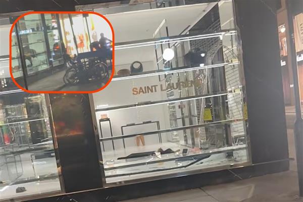 Kar maskeli şüpheliler Bond Street'teki Yves Saint Laurent mağazasını araçla girerek soydu