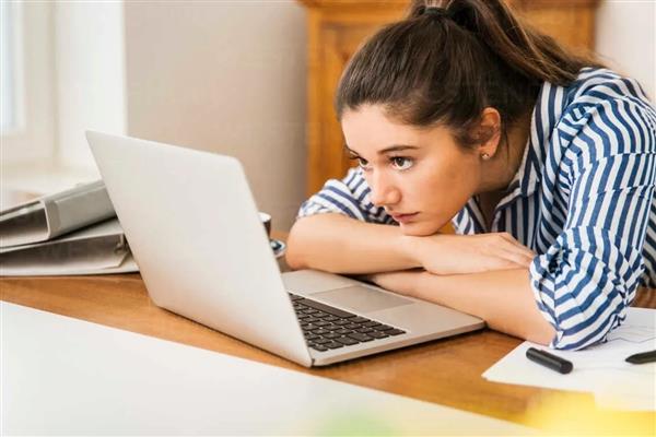 Cep telefonu, masa başı çalışma ve zayıflayan kaslar skolyozu yaygınlaştırıyor