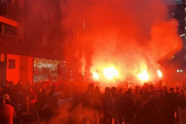 Galatasaray taraftarı, Manchester City maçı için Etihad Stadı'na yürüdü
