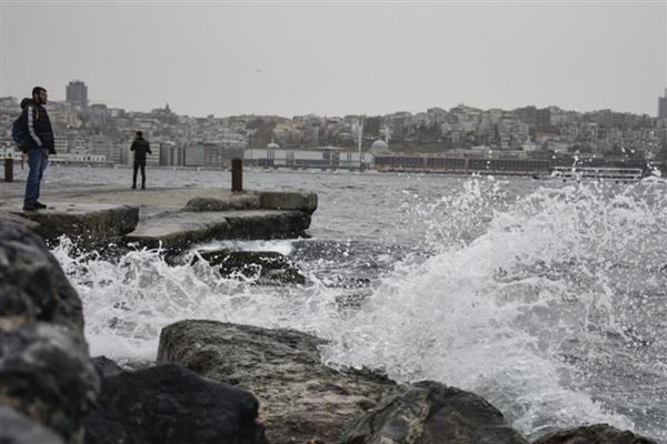 AKOM'dan İstanbul için fırtına, karla karışık yağmur ve kar yağışı uyarısı