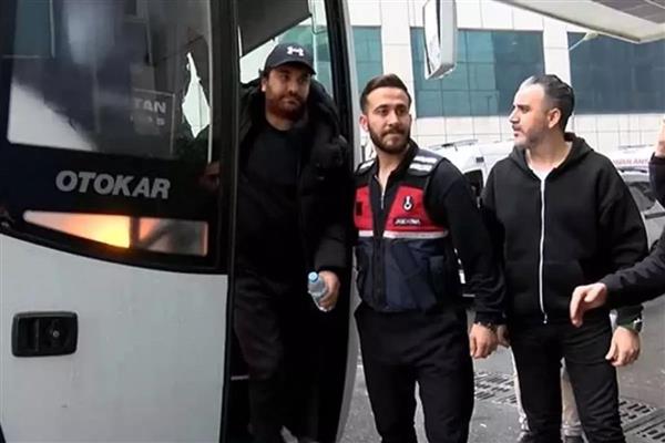 Uyuşturucu operasyonları kapsamında dün gözaltına alınan 11 isim, Adli Tıp Kurumu'nda örnek verdikten sonra yurt dışı çıkış yasağı şartıyla serbest