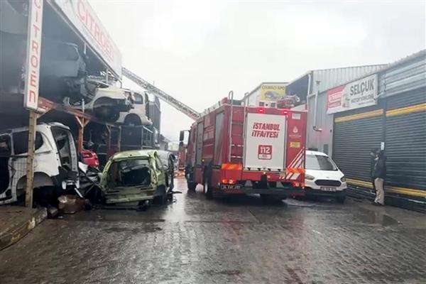 Başakşehir'de sanayi sitesinde yangın çıktı, itfaiye ekipleri müdahale etti