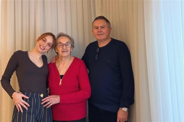 Nilperi Şahinkaya, 90 yaşına giren babaannesinin doğum gününü esprili mesajıyla kutladı