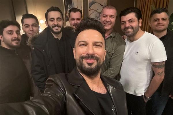 Tarkan, konser serilerinin final gününde, kuliste magazin basınıyla buluştu