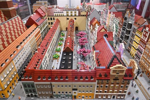 Avrupa'nın en büyük LEGO sergisi kapılarını ziyaretçilere açtı