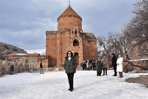 Hülya Koçyiğit Van'da Akdamar Adası'nı ziyaret etti