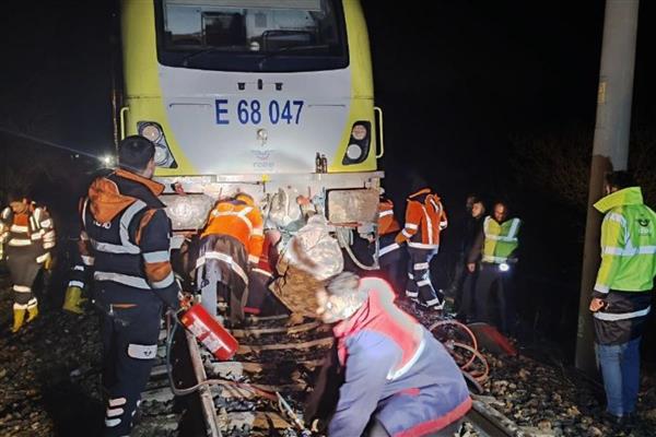 Balıkesir'de yolcu treni, düşen kaya parçası nedeniyle raydan çıktı
