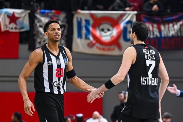 Yunan Panionios takım taraftarlarının skandal pankartına Beşiktaş'tan 40 sayı farkla yanıt