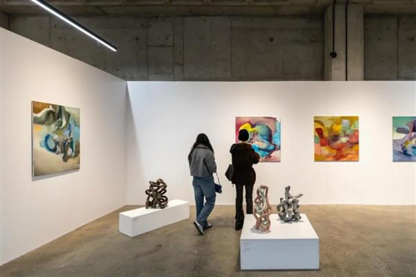 Sosyetik isimler sanat galerilerine baktılar, almadan çıktılar