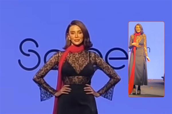 Manken Özge Ulusoy'un podyumda yürüdüğü sırada ayakkabısı ayağından çıktı