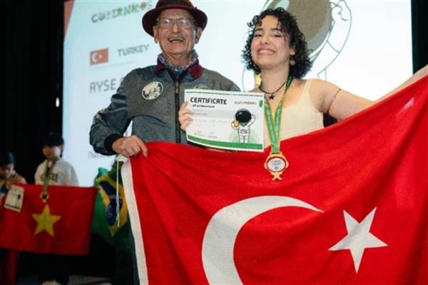 Hataylı 17 yaşındaki Ayşe Naz Kara, Houston'da düzenlenen Uluslararası Copernicus Olimpiyatı'nda dünya birincisi oldu