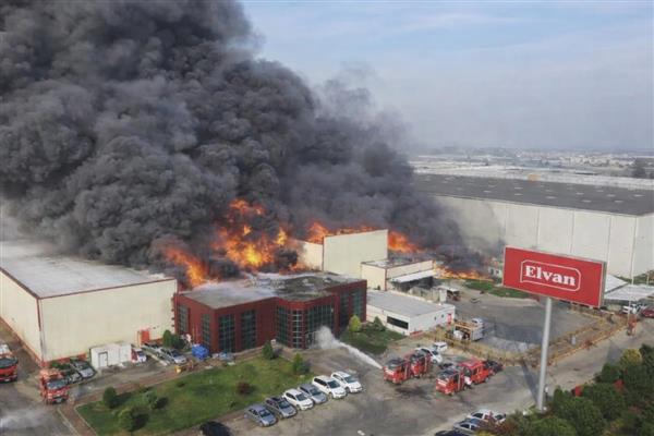Sakarya'daki Elvan Gıda fabrikasında çıkan yangın kontrol altına alındı