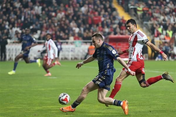 Fenerbahçe'den üst üste ikinci puan kaybetti, puan farkı 4'e çıktı