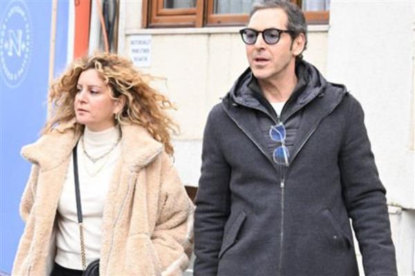 Akkök Holding Yönetim Kurulu Başkanı Raif Dinçkök'ün Bebek'te görüntülendiği gizemli kadın, Akkök'ün sanat danışmanı Sim Akdoğan çıktı