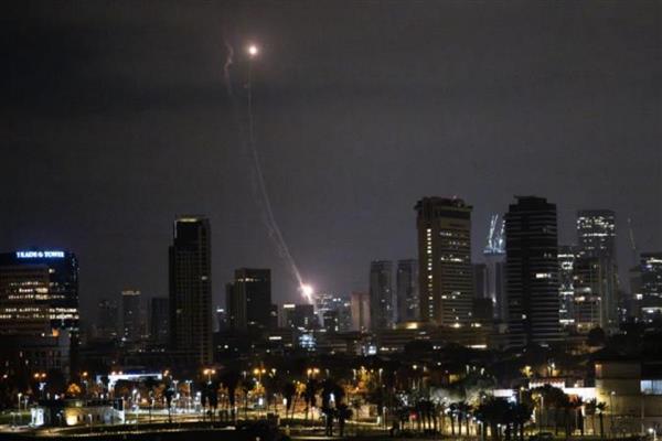 İran, 'Hayber Şiken' füzesiyle İsrail'de bazı noktaları hedef aldığını duyurdu