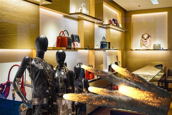 Orta Doğu'da çıkan kaosun ardından küresel markalar kepenk indirirken lüks devlerinin hisseleri borsada çakıldı