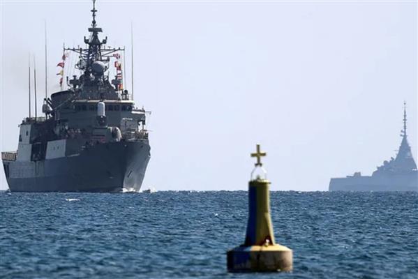 Rumların yardım talebi üzerine gönderilen Yunan savaş gemileri Güney Kıbrıs Rum Yönetimi'ne ulaştı