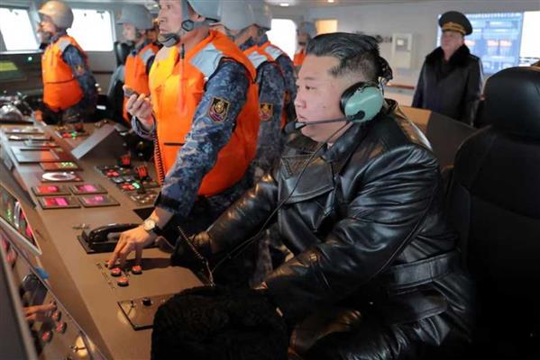 Kuzey Kore devasa destroyerde füze denemesi yaptı