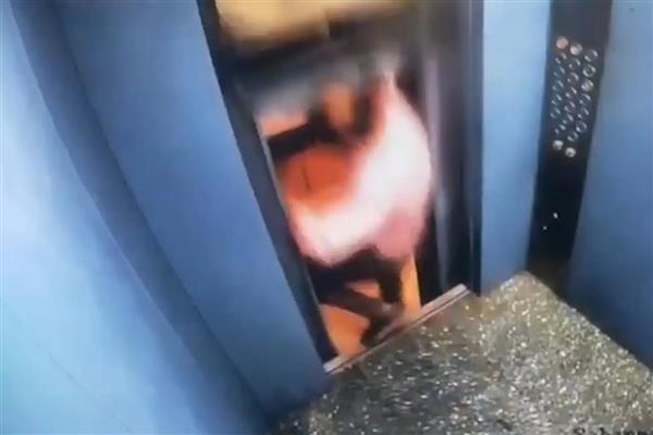Hindistan'da asansörde korkunç sondan kıl payı kurtuluş