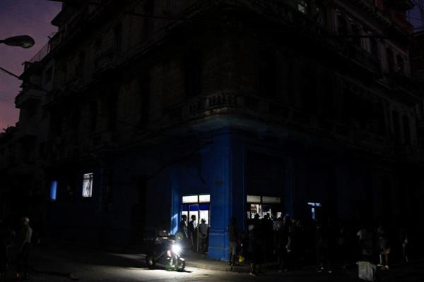 Küba'da enerji santralindeki arıza nedeniyle milyonlarca kişi elektriksiz kaldı