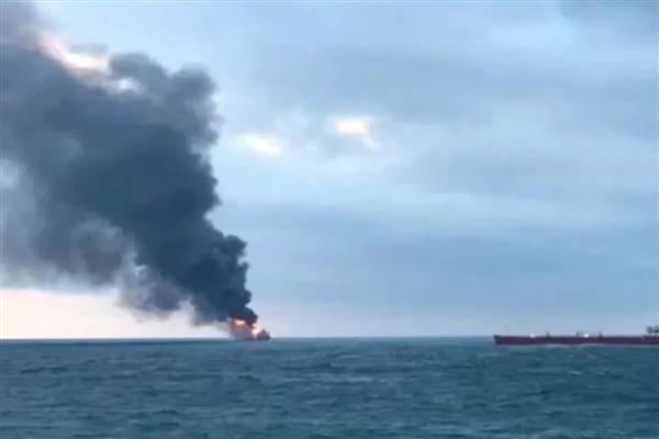 Kuveyt yakınlarında bir petrol tankerinde patlama meydana geldiği açıklandı