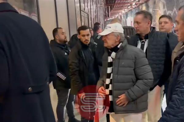 Koyu Beşiktaş taraftarı olan iş insanı Rahmi Koç, Galatasaray derbisinde stattaki yerini aldı