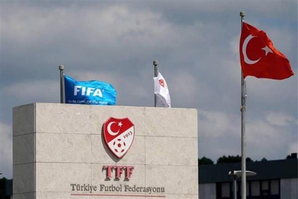 Süper Lig'deki tartışmalı hakem kararlarının ardından MHK tüm hakemleri 'acil' koduyla toplantıya çağırdı