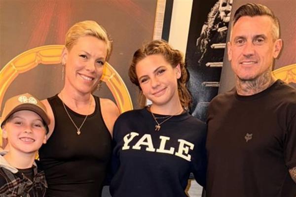 Pink, eşi Carey Hart ve çocuklarıyla paylaştığı fotoğrafla ayrılık dedikodularını yalanladı