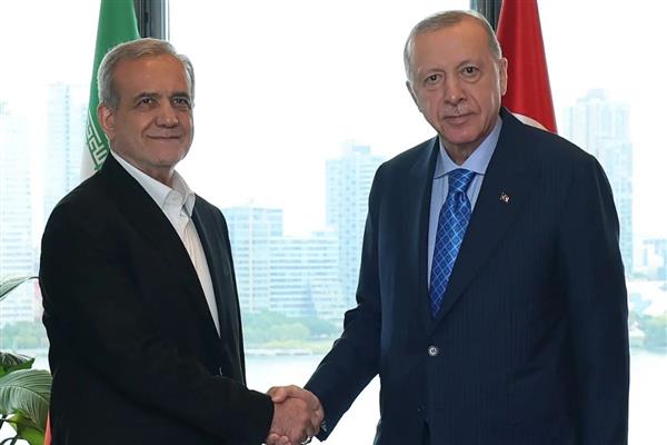 Cumhurbaşkanı Erdoğan, İran Cumhurbaşkanı Pezeşkiyan'la görüştü, diplomasi mesajı verdi