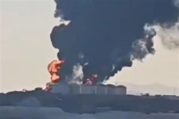 Umman'ın Salala Limanı'ndaki yakıt tankları İHA'larla vuruldu