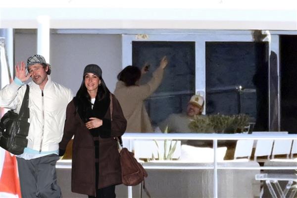 Brad Pitt, yeni filmi çekimleri sırasında Yunanistan'da sevgilisi Ines de Ramon ile yatta romantik anlar yaşadı